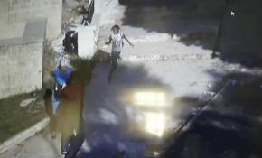 Dilenci kızın kadını kapkaççıdan kurtarma anı kamerada