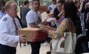 Seferi iptal edilen uçağın pilotu yolculara pizza ısmarladı