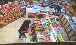 Market sahibi yokken şeker alan küçük kızın duyarlı davranışı kameraya yansıdı