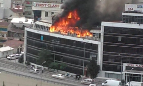 İstanbul'da 4 katlı iş merkezinde yangın