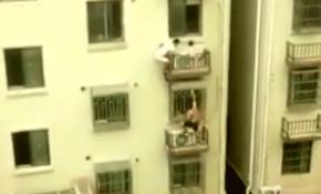 İki Çinli 4. kattan düşmek üzere olan çocuğu tırmanarak kurtardı