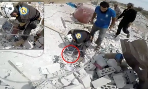 Esed rejiminin bombaladığı evin enkazından bir kişi sağ kurtarıldı