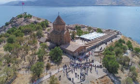 Akdamar Surp Haç Kilisesi'nde 3 yıl aradan sonra ilk ayin