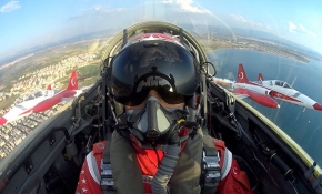 Türk Yıldızları gösterisinin kokpit görüntüleri nefes kesti