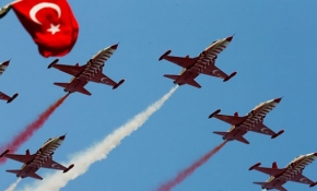 Türk Yıldızları'ndan İzmir'de muhteşem gösteri