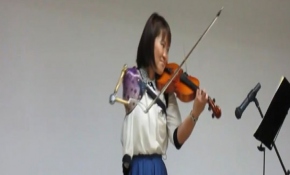 Tek kolu olan Japon hemşire azmetti, keman virtüözü oldu