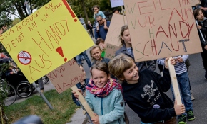 Hamburg'da çocuklardan fazla telefon kullanan ebeveynlerine protesto