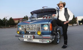 Çorumlu Sefer Karakaş kovboy kıyafetleriyle ilgi çekiyor