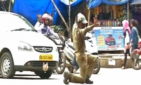 Hindistan'da trafiği dans ederek yönlendiren trafik polisi
