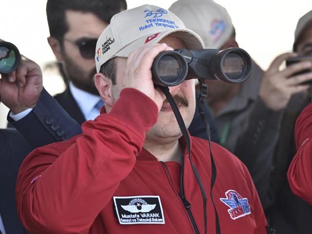 Bakan Varank roket atışlarını izleyerek öğrencileri tebrik etti