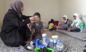 İdlibli anneden çocukları için el yapımı gaz maskesi