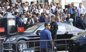 Cumhurbaşkanı Erdoğan Cuma namazı çıkışı vatandaşlarla sohbet etti