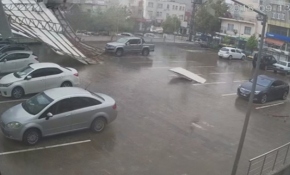 Adıyaman’da fırtına çatıları uçurdu