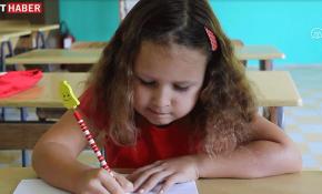 7 yaşındaki Nikolina köy okulunun tek öğrencisi