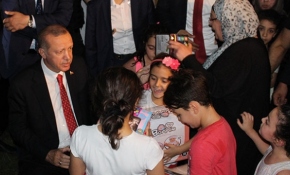 Cumhurbaşkanı Erdoğan, piknik yapan vatandaşlarla sohbet etti