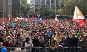 Almanya'da binlerce kişi ırkçılığa karşı yürüdü