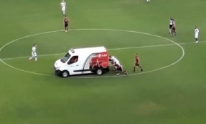 Brezilya'da sahada bozulan ambulansı futbolcular itti