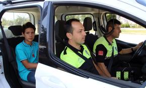 Servisi kaçıran ortaokul öğrencisini evine polis bıraktı