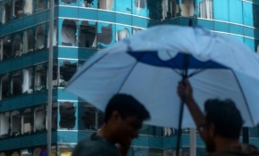 Hong Kong'daki cam gökdelen Mangkhut Tayfunu'ndan nasibini aldı