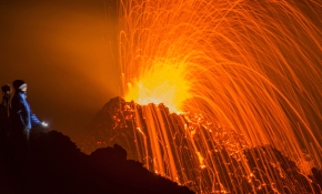 Fransa'da volkan patladı meraklılar lavları izlemeye akın etti