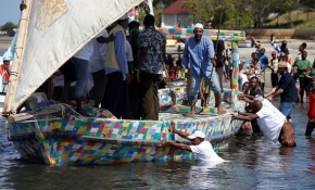 Kenyalıların plastik teknesi denizle buluştu