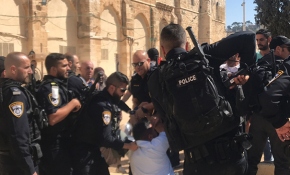 İsrail polisinden Mescid-i Aksa korumalarına ve cemaate saldırı