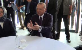 Cumhurbaşkanı Erdoğan şarkıya eşlik etti
