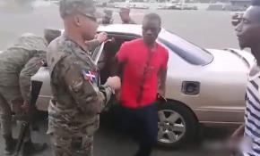 Kaçak göçmenleri taşıyan otomobilden 18 kişi çıktı