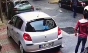 Üzerlerine taş parçaları düşen vatandaşlar ölümden kıl payı kurtuldu