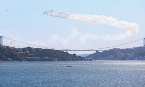 Türk Yıldızları'ndan İstanbul Boğazı'nda gösteri