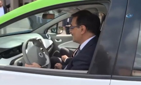 Bakan Dönmez yüzde 100 elektrikle çalışan aracı denedi