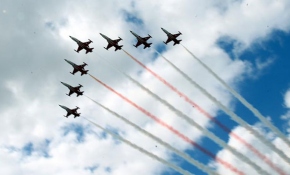 Türk Yıldızları'ndan nefes kesen gösteri