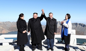 Güney ve Kuzey Kore liderleri yeniden el ele