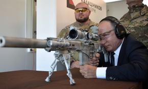 Putin, Kalaşnikof'un keskin nişancı tüfeğini test etti