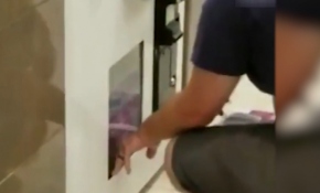 Küçük kızını oyuncak makinesine soktu "bulduğunu çal" dedi