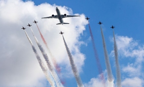 Türk Yıldızları ve Türk Hava Yolları uçağı birlikte uçtu