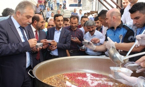 Hakkari'de polis 2 bin kişiye aşure ikram etti