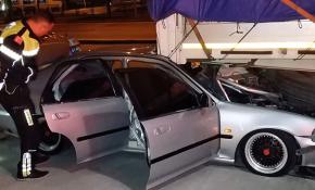 Otomobil tır dorsesinin altına girdi