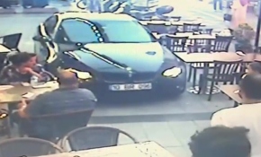 Aracıyla kaldırımdaki insanların arasından geçti