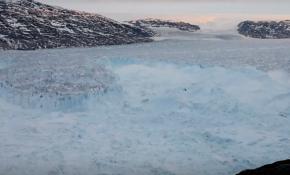 Grönland'daki buzul kütlesinin kopma anı görüntülendi