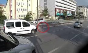 Otobüsü durdurup, yola atlayan yavru kediyi kurtardı