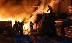 İtfaiyeciler canlarını hiçe sayarak hayat kurtarıyorlar