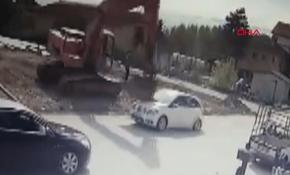 İş makinesinin kepçesi otomobile çarptı