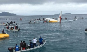 Yolcu uçağı kalkışından kısa süre sonra denize indi