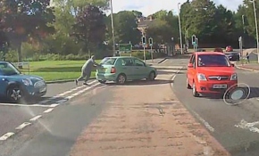 Yolda kalan arabasını fazla itince elinden kaçırdı