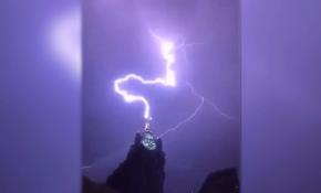 Mekke’de Kraliyet Saat Kulesi'ne yıldırım düştü