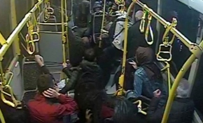 Köprünün ayağına çarpan otobüsün kaza anı kamerada