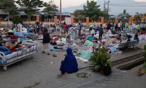 Endonezya’daki depremde 384 kişi hayatını kaybetti