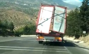 Dorsesi halatlarla bağlanmış tır tehlike saçtı