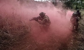 SAS komandoları zorlu eğitimlerine aksatmadan devam ediyor